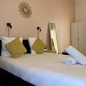 https://charming-flat-champs-elyses.fr-paris.fr